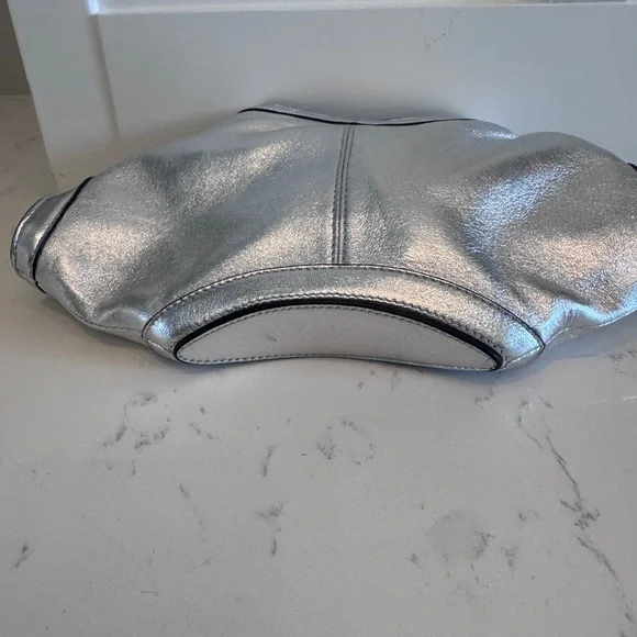 Alexander McQueen De Manta Small Silver Leather Clutch - Picture 4 of 5